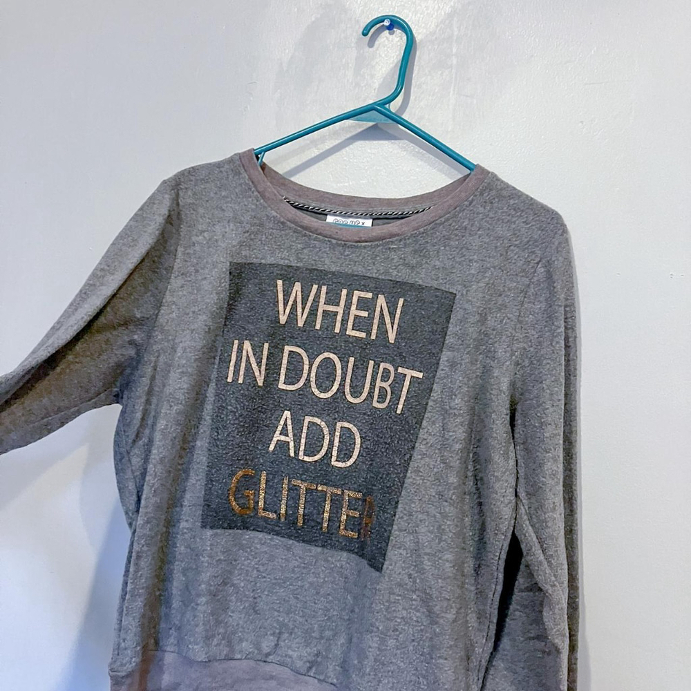 ✨💖 Y2K VIBE "WHEN IN DOUBT ADD GLITTER" GRAY SWEATSHIRT  (SMALL) ✨💖
